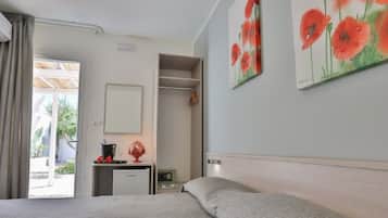 Double Room, 1 Queen Bed | Minibar, in-room safe, desk, soundproofing