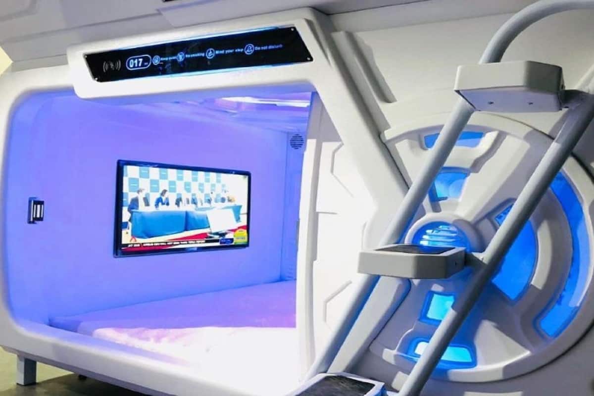 Equipamento de imagem médica com tela exibindo um padrão xadrez e painel de controle com instruções.