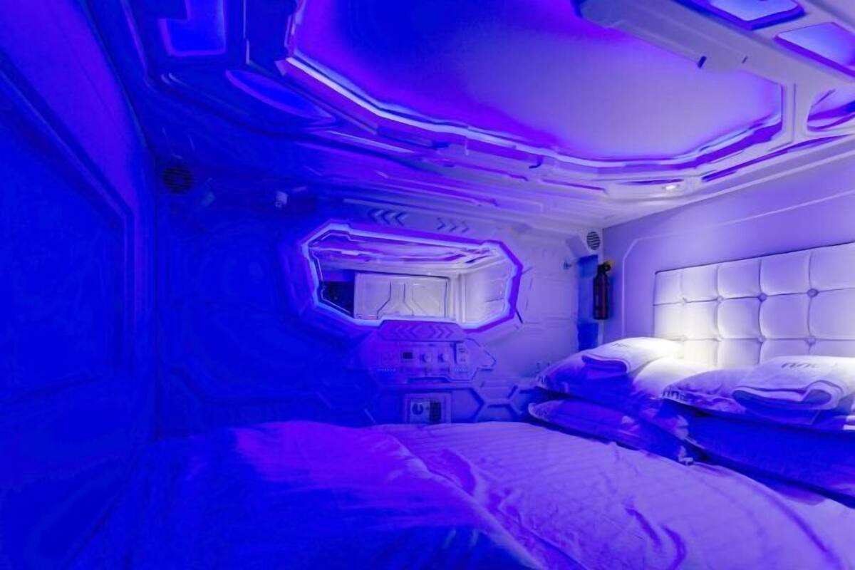 Roupas de cama antialérgicas, cofres nos quartos, escrivaninha