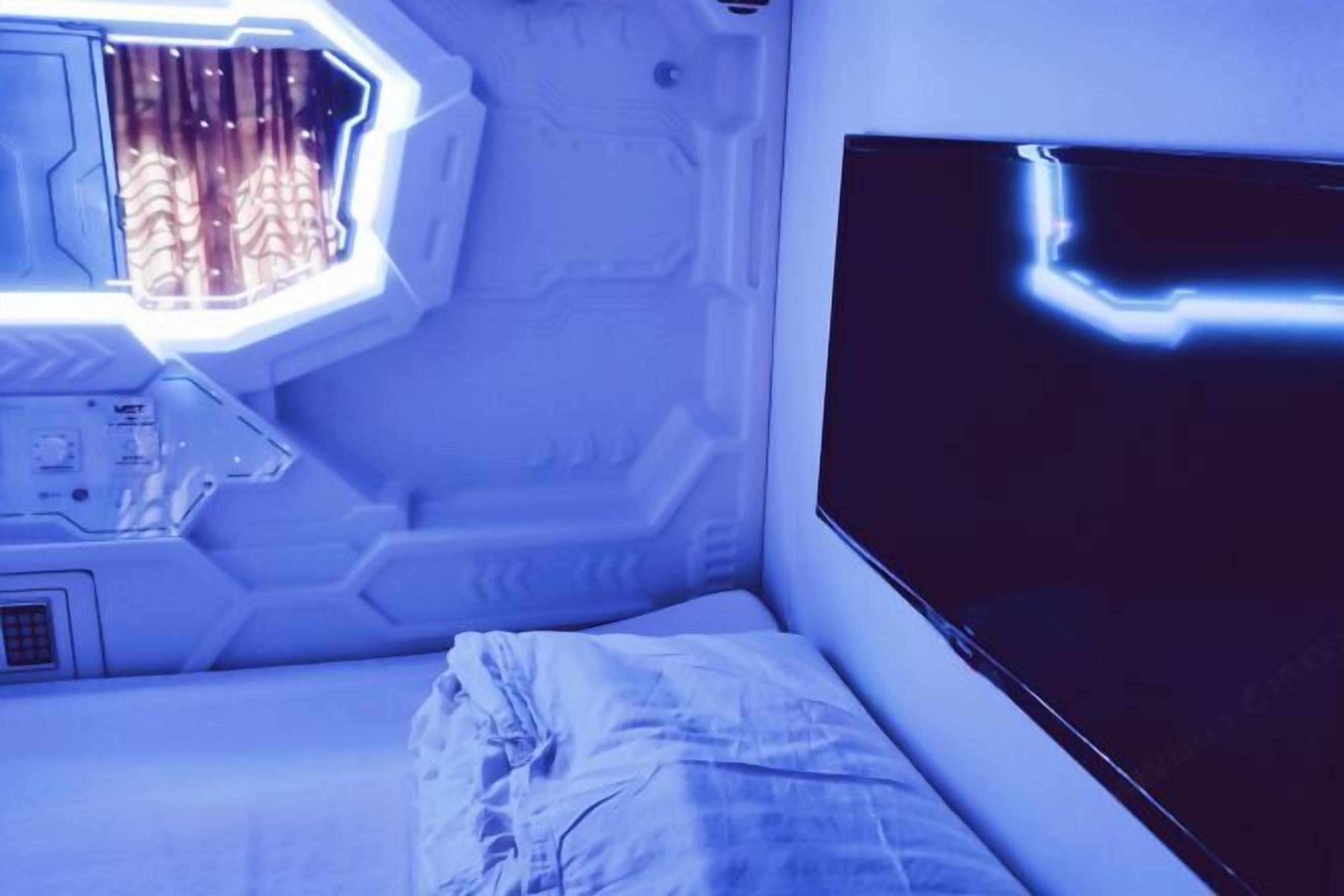 Ropa de cama hipoalergénica y caja de seguridad en la habitación 