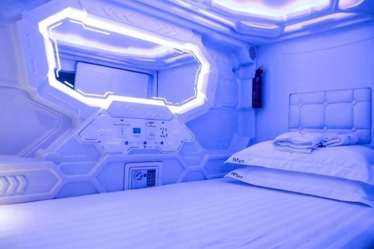 Ropa de cama hipoalergénica y caja de seguridad en la habitación 