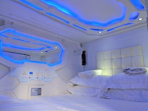 Hypo-allergenic bedding, in-room safe, desk, laptop workspace - Met A Space Pod @ Arab Street (Singapore)