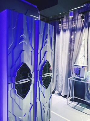 Ropa de cama hipoalergénica y caja de seguridad en la habitación