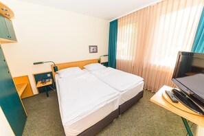 Hypo-allergenic bedding, in-room safe, desk, blackout curtains - AKZENT Parkhotel Trebbin (Trebbin)