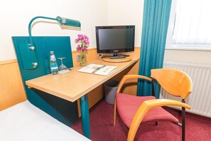 Hypo-allergenic bedding, in-room safe, desk, blackout drapes