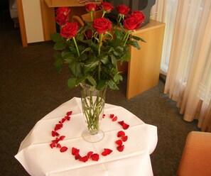Double Room | Hypo-allergenic bedding, in-room safe, desk, blackout drapes - AKZENT Parkhotel Trebbin (Trebbin)