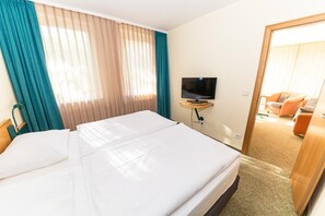 Hypo-allergenic bedding, in-room safe, desk, blackout drapes - AKZENT Parkhotel Trebbin (Trebbin)