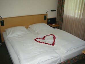 Double Room | Hypo-allergenic bedding, in-room safe, desk, blackout curtains - AKZENT Parkhotel Trebbin (Trebbin)
