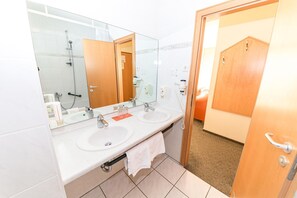 Shower, hair dryer, towels - AKZENT Parkhotel Trebbin (Trebbin)