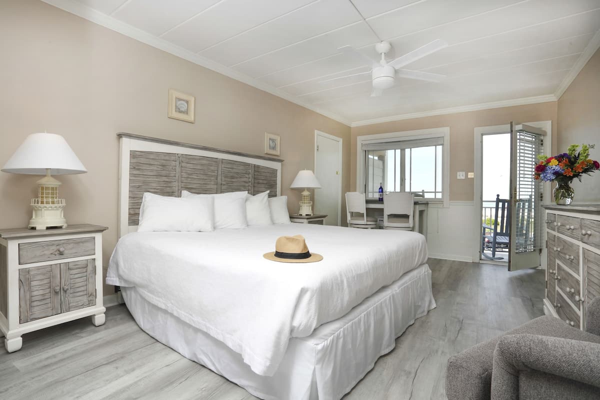 Standard Room, 1 King Bed, Non Smoking, Ocean View | Blackout curtains, iron/ironing board, bed sheets