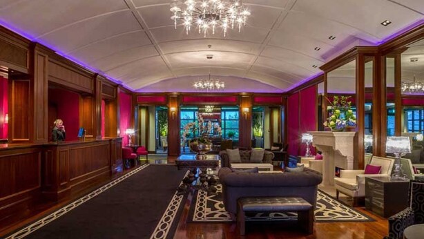 A spacious lobby with a high ceiling, a grand chandelier, and a seating area with a fireplace. - Castletroy Park Hotel Suites (Limerick)