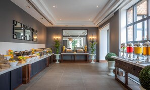 Daily buffet breakfast (EUR 14.95 per person) - Castletroy Park Hotel Suites (Limerick)