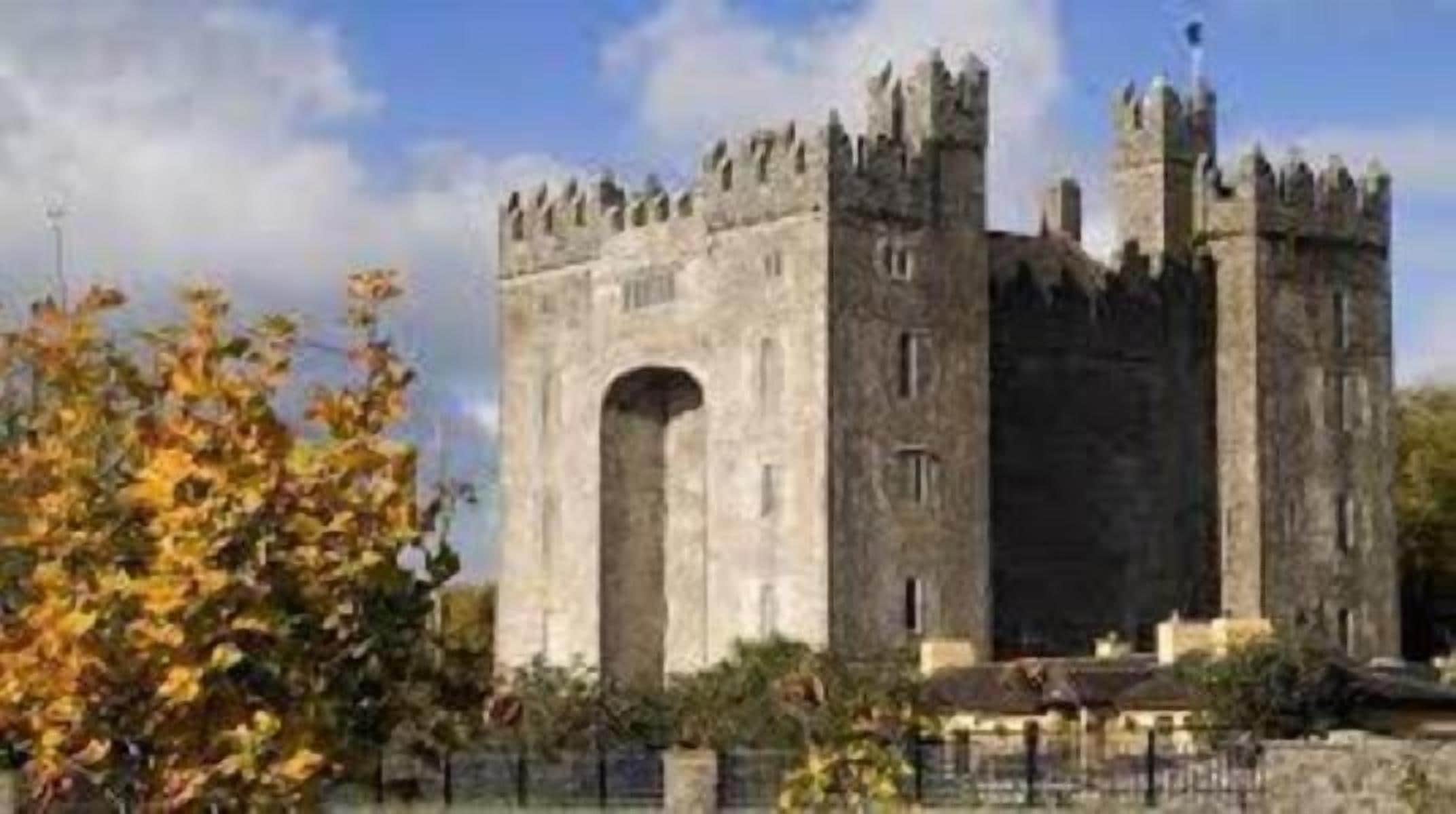 Un castillo de piedra histórico con un gran arco central y múltiples torres.