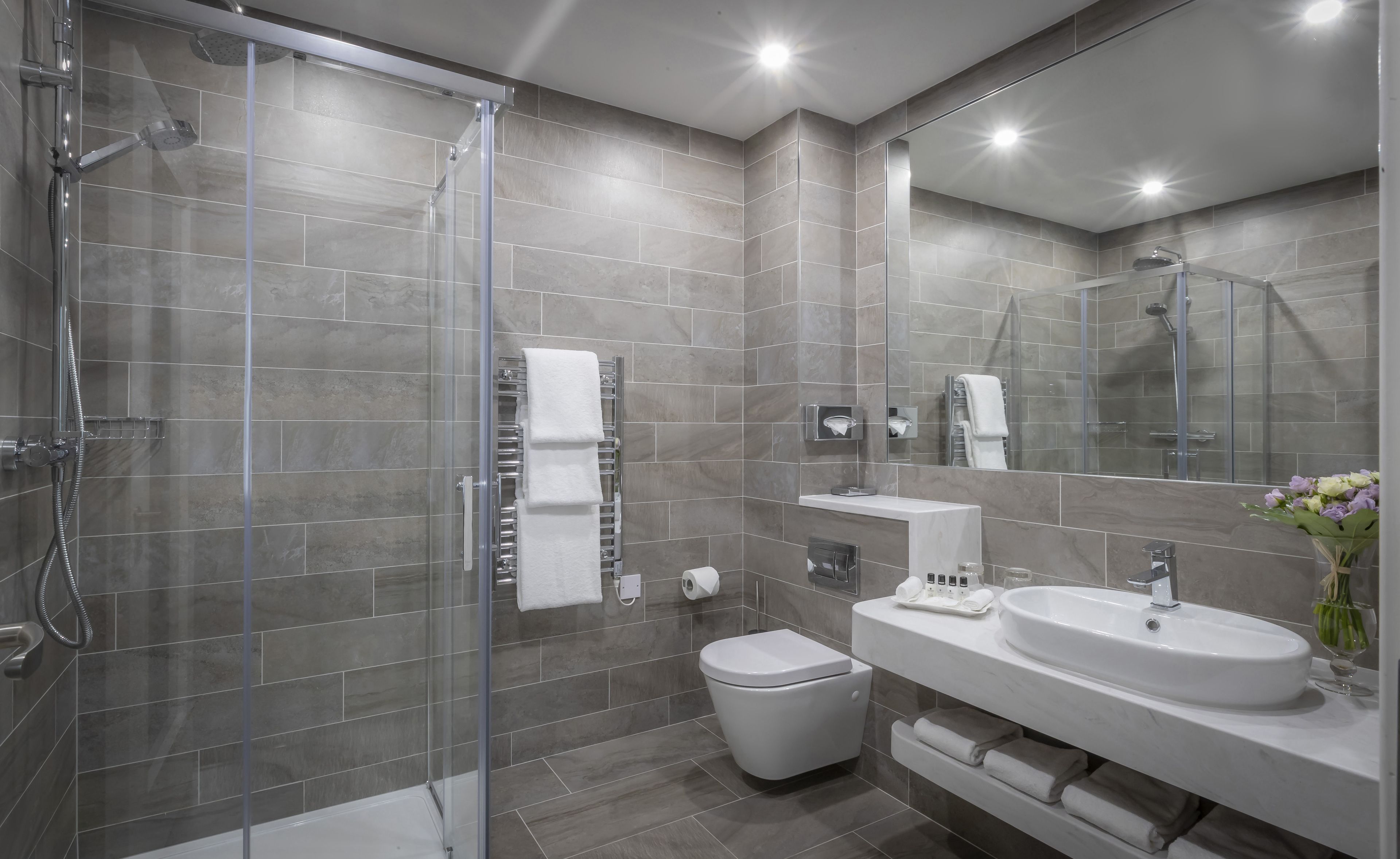 Articles de toilette gratuits, sèche-cheveux, serviettes fournies