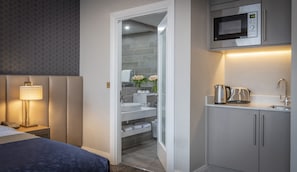 Microwave, coffee/tea maker, electric kettle, cookware/dishes/utensils - Castletroy Park Hotel Suites (Limerick)