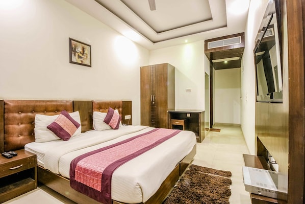 Minibar, rollaway beds