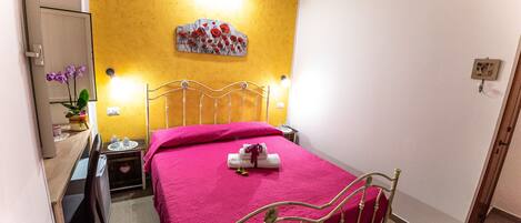 Dreibettzimmer | Schreibtisch, kostenloses WLAN, Bettwäsche