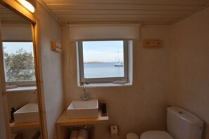 Shower, free toiletries, towels - Maistrali Studio Ostria (Syros)