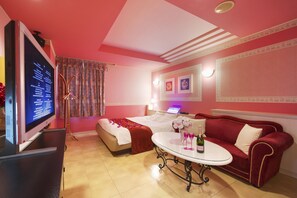 デラックス ダブルルーム ダブルベッド 1 台 喫煙可 | ミニバー、客室ごとに異なる装飾、客室ごとに異なるインテリア、遮光カーテン