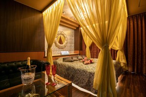 Minibar, individually decorated, individually furnished, blackout drapes