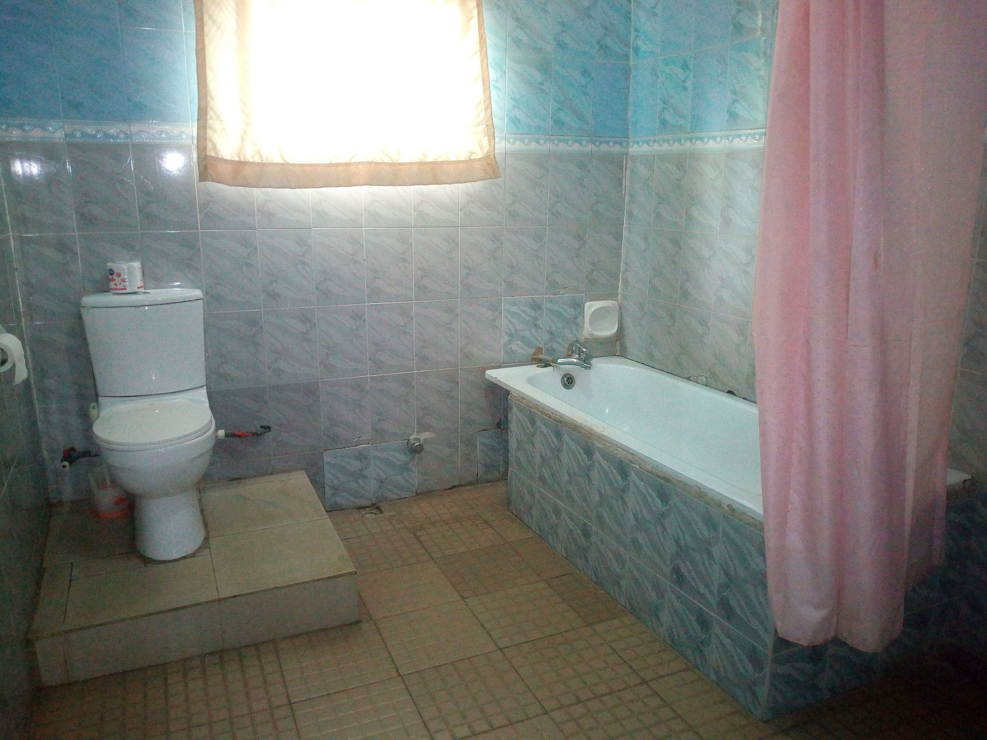 A bathroom with a toilet, sink, and bathtub.