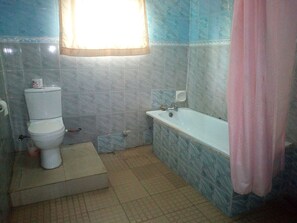 Suite | Bathroom | Combined shower/bathtub - Sylvia's Place (Ibadan)