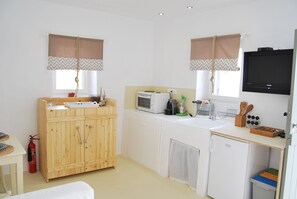 Studio | Private kitchenette | Fridge, oven, stovetop, coffee/tea maker - Maistrali Studio Sirocco (Syros)