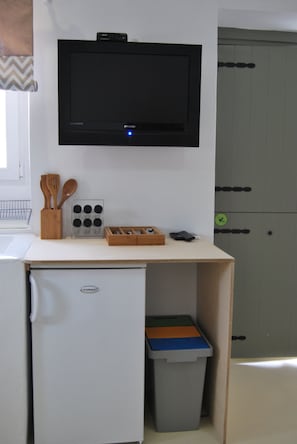 Studio | Television - Maistrali Studio Sirocco (Syros)