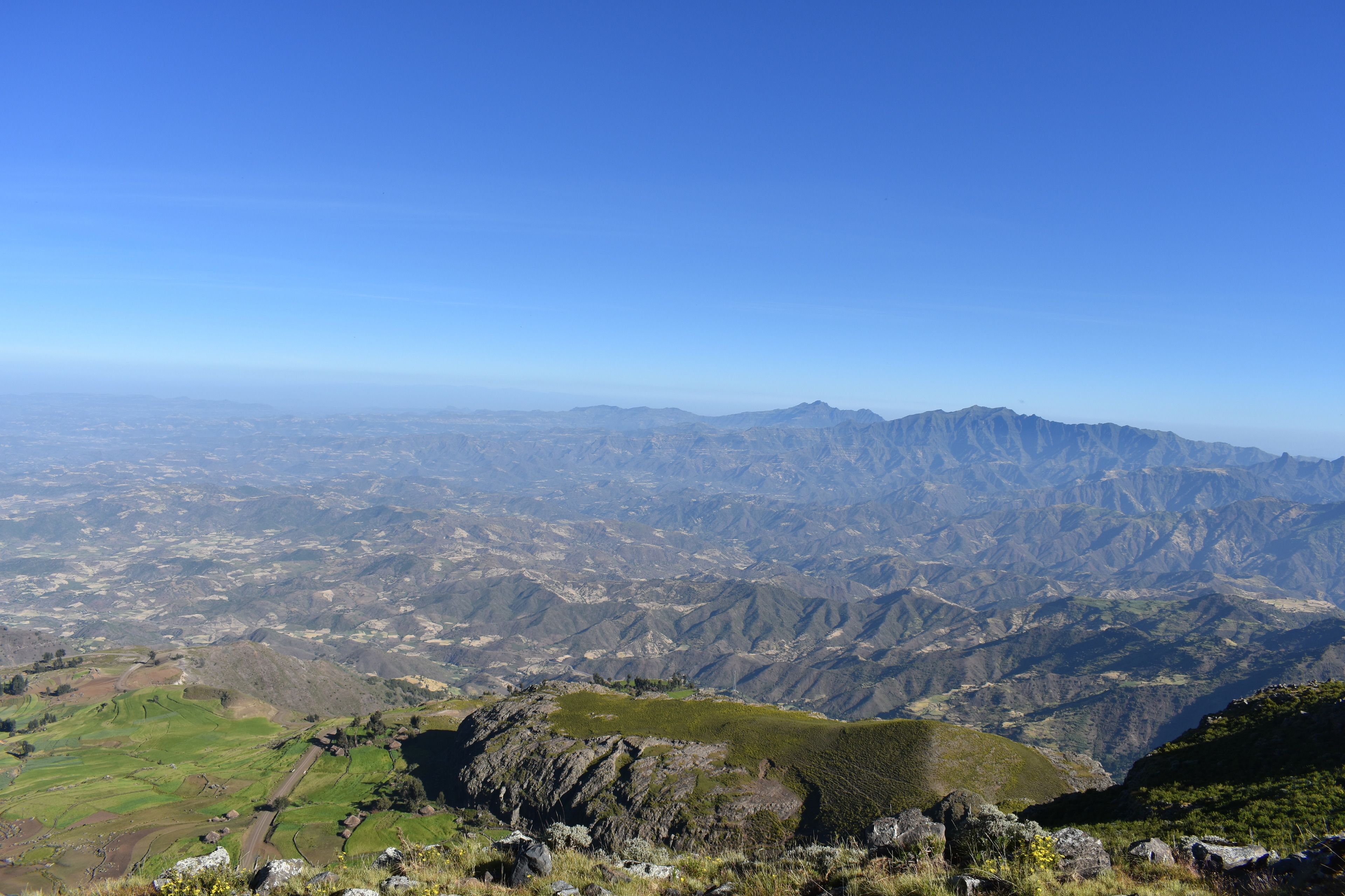 Une vue panoramique d’un paysage montagneux sous un ciel dégagé.
