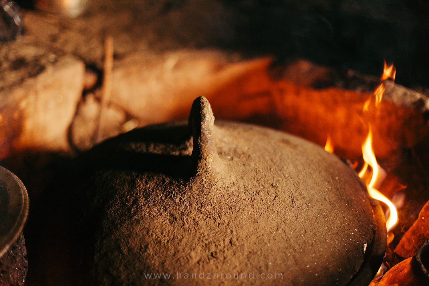 Una olla de barro tradicional sobre fuego abierto.
