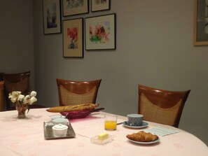 Sudah termasuk sarapan ala kontinental setiap hari