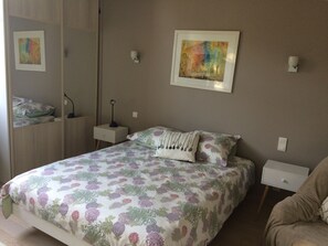 Kamar Double atau Twin Comfort, 2 kamar tidur, Bebas Asap Rokok, pemandangan kebun | Didekorasi berbeda-beda dan dilengkapi dengan perabotan berbeda-beda
