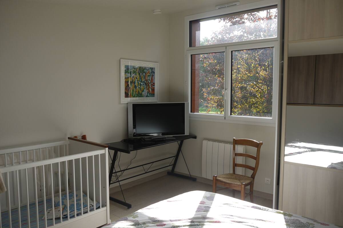 Comfort kamer, 1 twee- of 2 eenpersoonsbedden, 2 slaapkamers, niet-roken, uitzicht op tuin | Een bureau, verduisterende gordijnen, geluiddichte muren