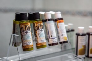 Ducha, secador de pelo, toallas, jabón