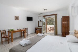 Neljän hengen comfort-huone | Ylelliset vuodevaatteet, tallelokero huoneessa, työpöytä