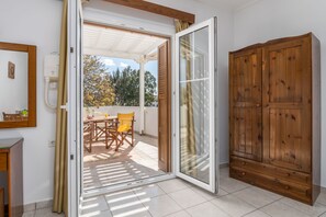 Ropa de cama de alta calidad y caja de seguridad en la habitación 