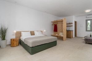 Queen Room | Ylelliset vuodevaatteet, tallelokero huoneessa, työpöytä
