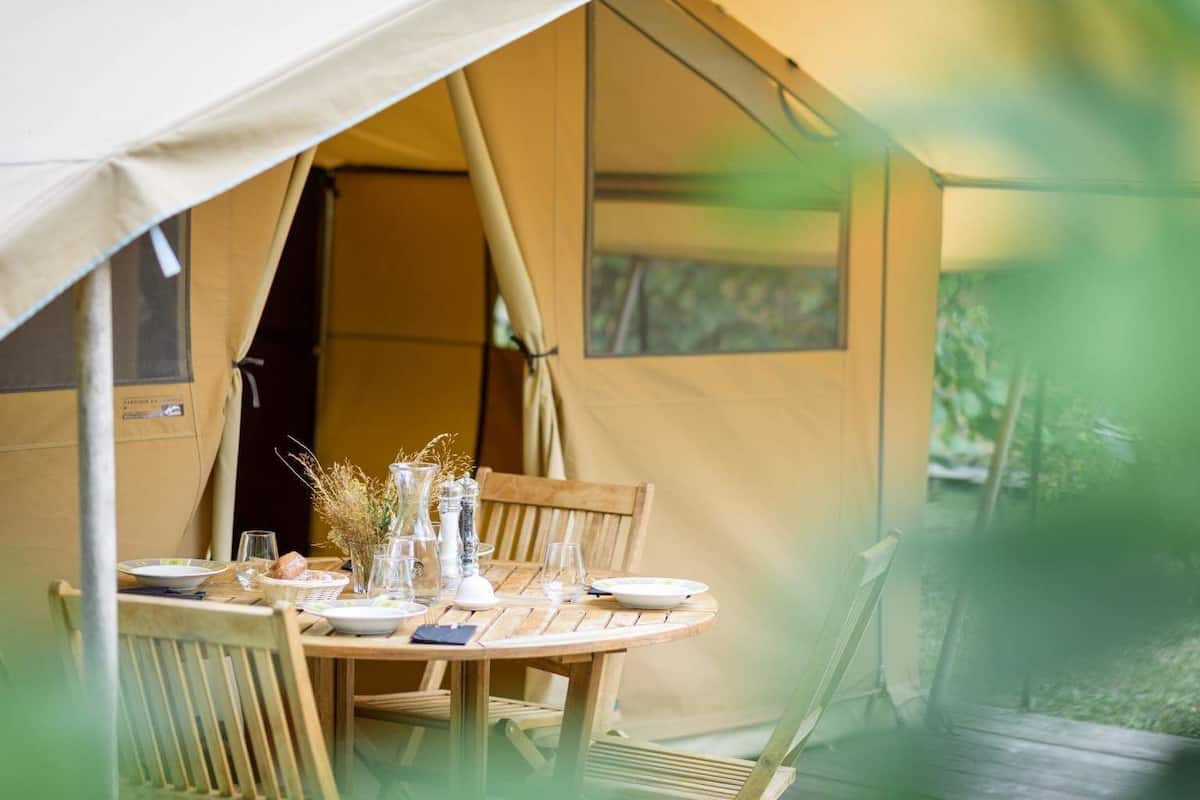 Tenda (Lodge) | Didekorasi berbeda-beda dan dilengkapi dengan perabotan berbeda-beda