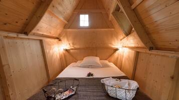 Cabin (Songe d'un Arbre) | Individually decorated, individually furnished, free cots/infant beds