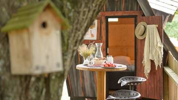 Cabin (Songe d'un Arbre) | Individually decorated, individually furnished, free cribs/infant beds