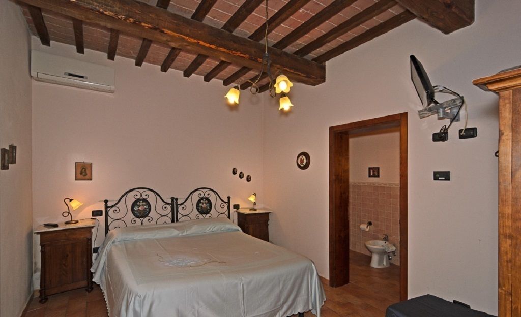 Cunas (de pago), wifi gratis, ropa de cama