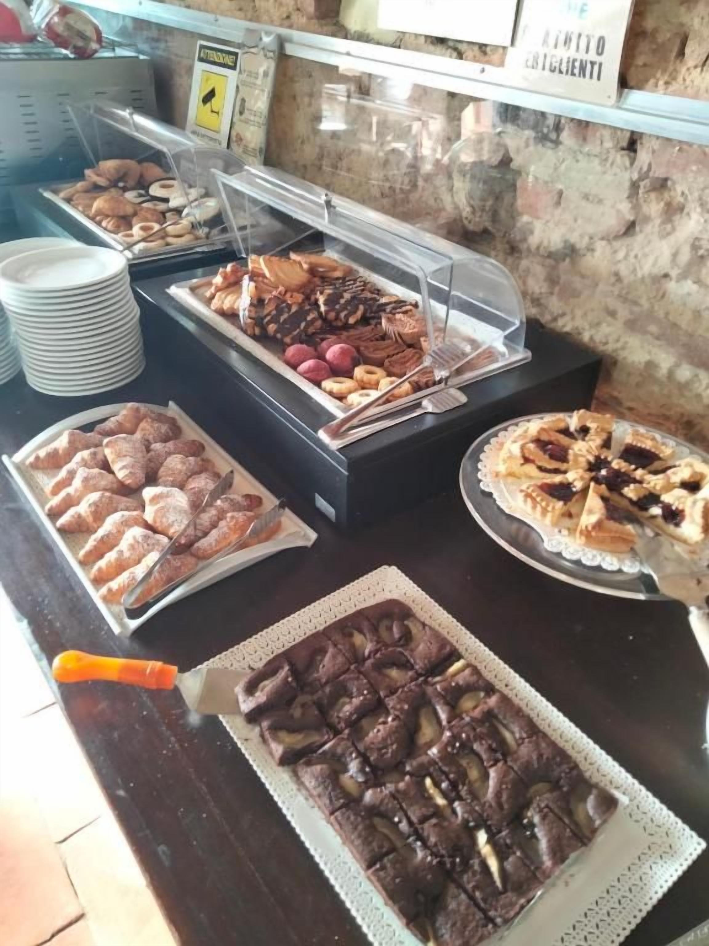 Un buffet proposant une variété de plats, notamment des pâtisseries, des desserts et une tarte.