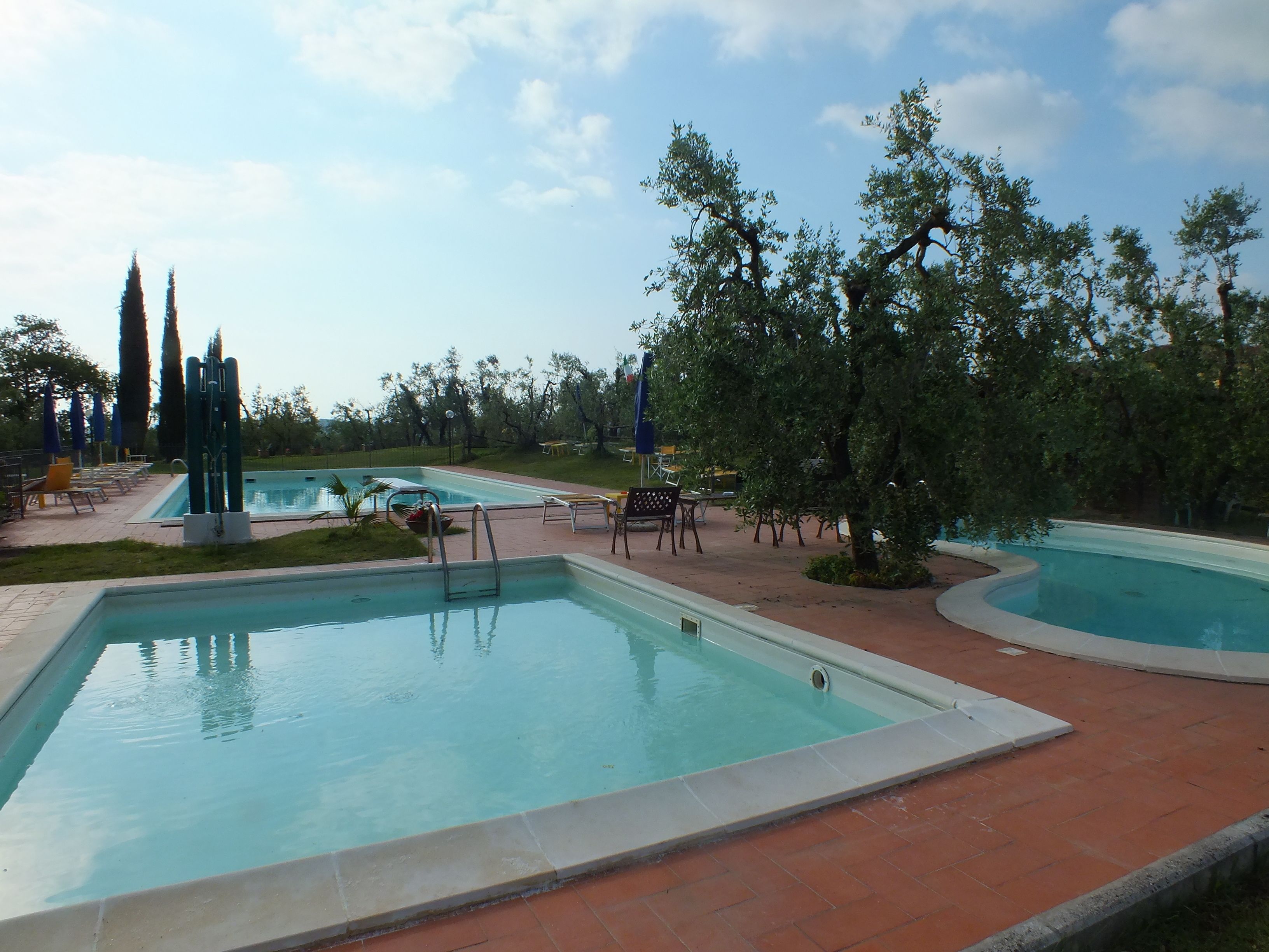 3 piscinas al aire libre (de 08:00 a 21:00), sombrillas, tumbonas