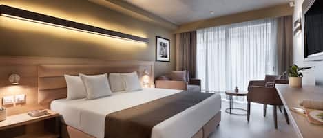 Family Room | Minibar, in-room safe, desk, laptop workspace