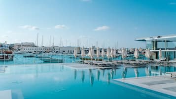 Una piscina al aire libre (de 10:00 a 18:00), sombrillas, tumbonas