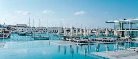 Una piscina al aire libre (de 10:00 a 18:00), sombrillas, tumbonas