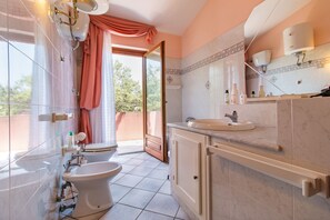 Combined shower/bathtub, hair dryer, bidet, towels