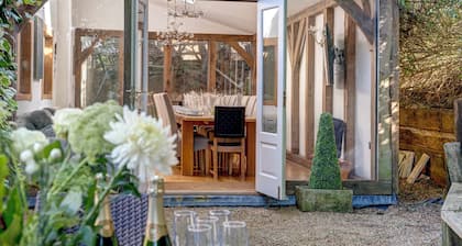 Large Country Idyll for Families or Party Groups - Sleeps 18, Hot Tub & Garden