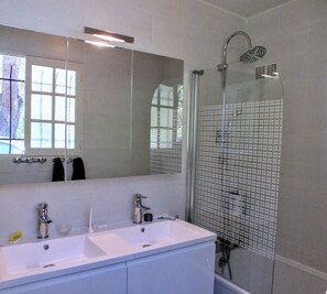 シャワー付き浴槽、ヘアドライヤー、タオル、トイレットペーパー