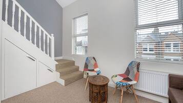 House, 5 Bedrooms | Living area